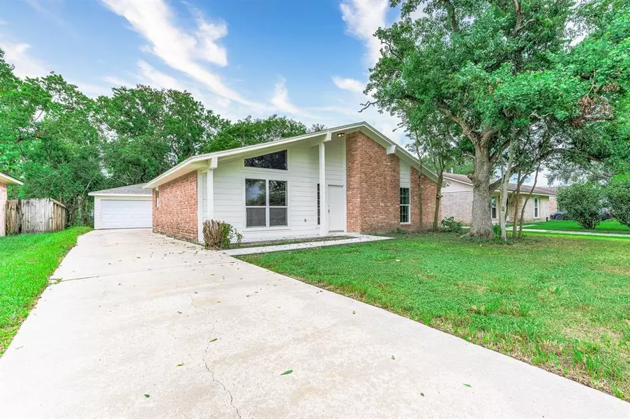 1310 Northview CT, Angleton, TX 77515