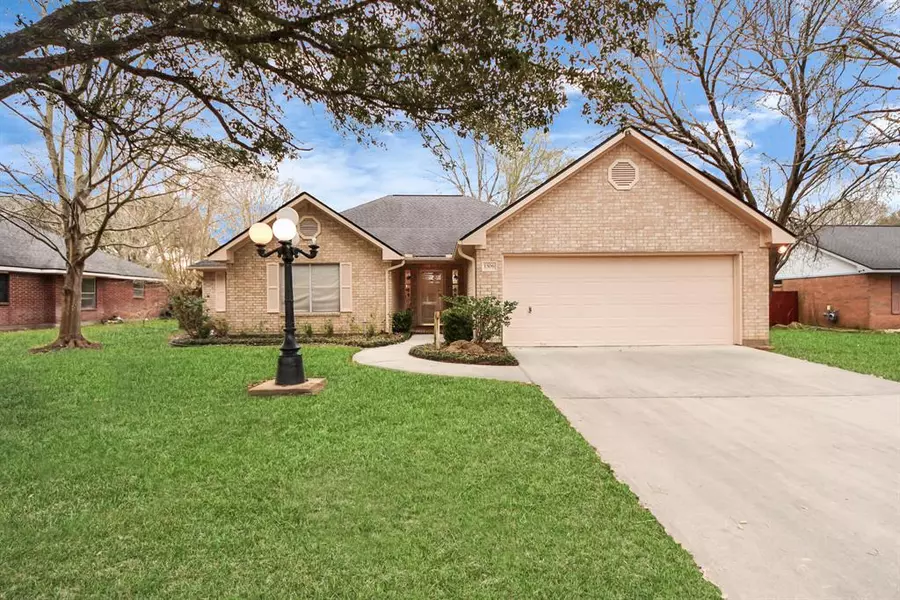 1306 Quail Hollow LN, Sealy, TX 77474