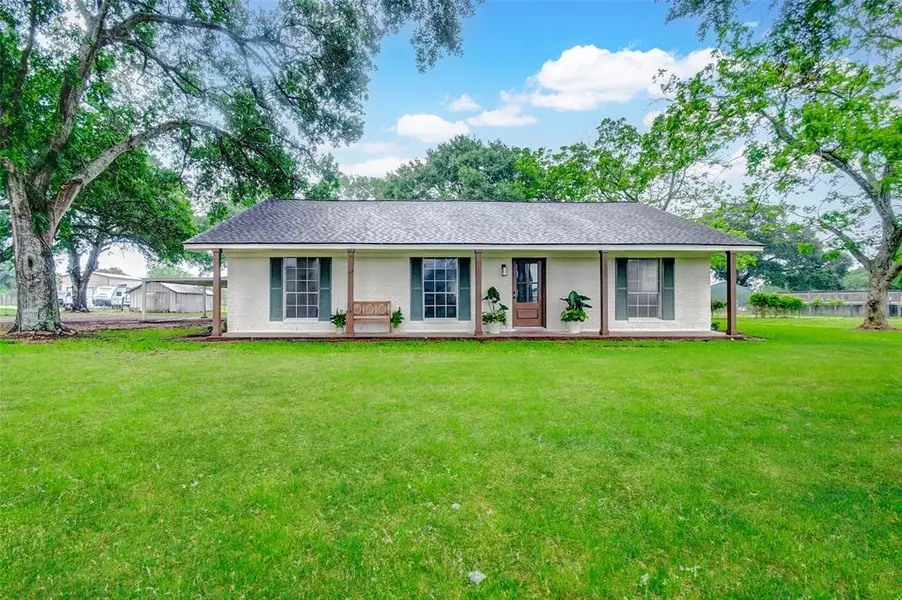 1416 Woody LN, Sealy, TX 77474