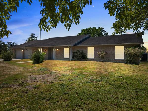 5833 S Fm 565 RD, Baytown, TX 77523