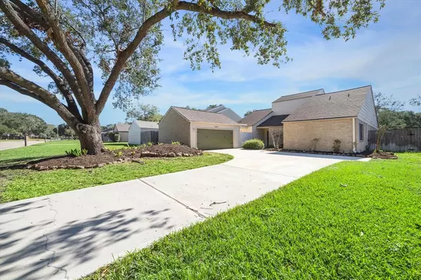 13911 Greenway DR, Sugar Land, TX 77498