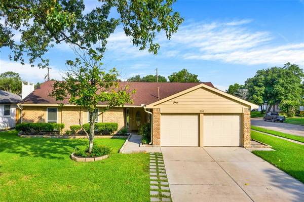 200 Brandywyne DR, Friendswood, TX 77546