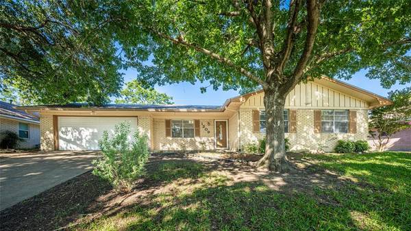 1209 Woodson LN, Brenham, TX 77833