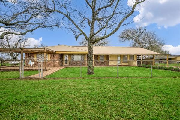 401 Polasek RD, La Grange, TX 78945