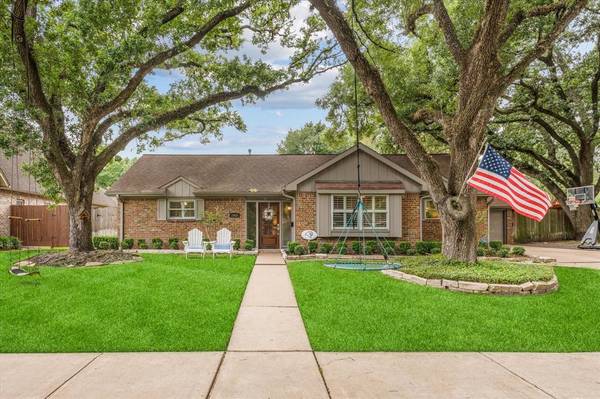 1413 Bracher ST, Spring Valley Village, TX 77055