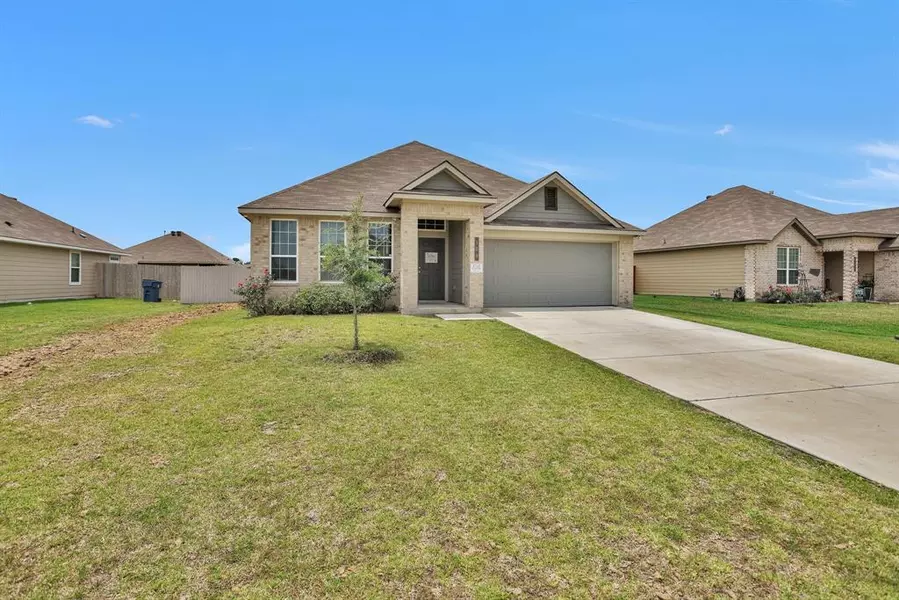 109 Meadow Lake CT, Navasota, TX 77868