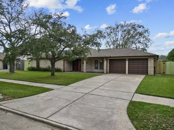 1303 W Castlewood AVE, Friendswood, TX 77546