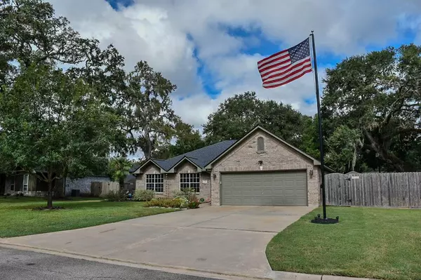 136 Pecan Valley DR, West Columbia, TX 77486