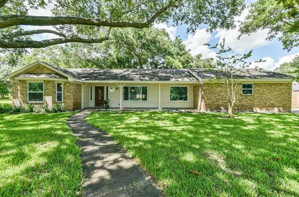 102 W County Road 136,  Alvin,  TX 77511