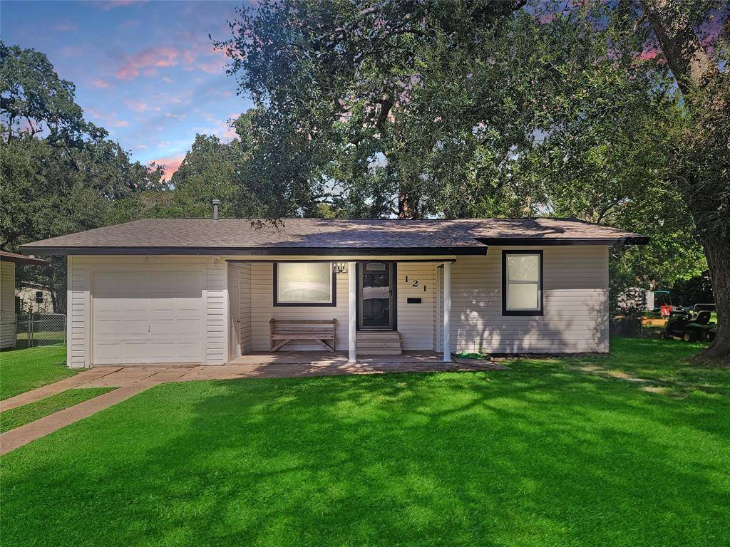 121 Wisteria ST, Lake Jackson, TX 77566