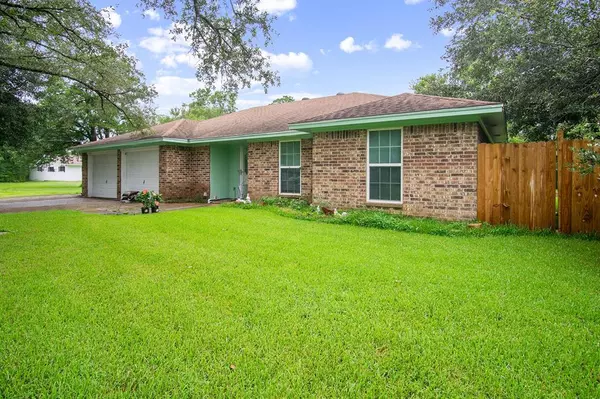 328 Franzen ST, Winnie, TX 77665