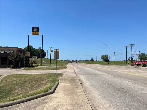 1518 W Commerce, Buffalo, TX 75833