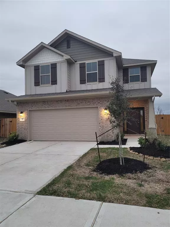 7 Lago CT, Angleton, TX 77515