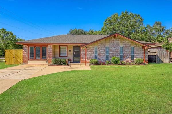 1004 Dyche LN, Alvin, TX 77511