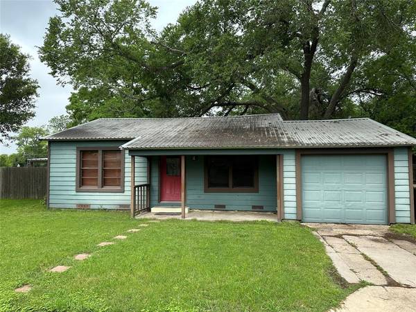 305 N Dowling ST, Hallettsville, TX 77964