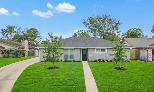 16919 Worden LN, Friendswood, TX 77546