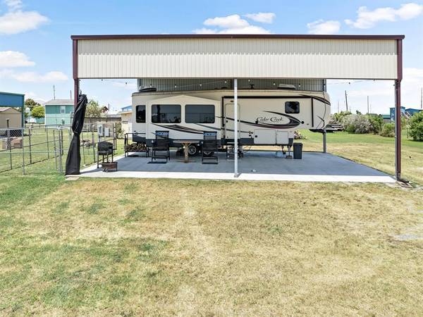 1020 Selwyn RD, Crystal Beach, TX 77650