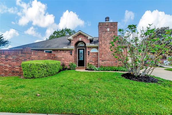 302 Pine Creek DR, Friendswood, TX 77546