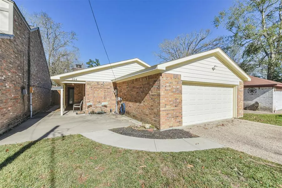 204 Thunderbird DR, Conroe, TX 77304