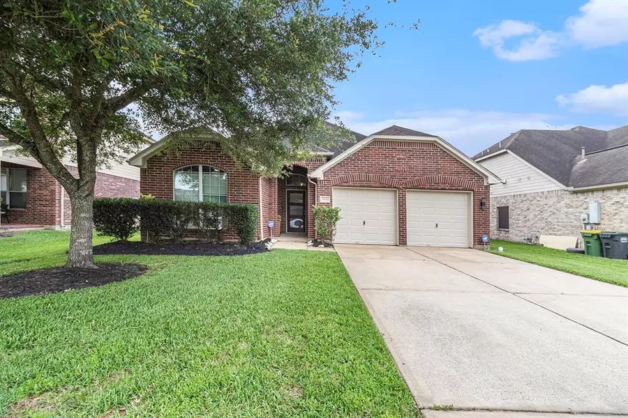 9008 Sun King DR, Pearland, TX 77584