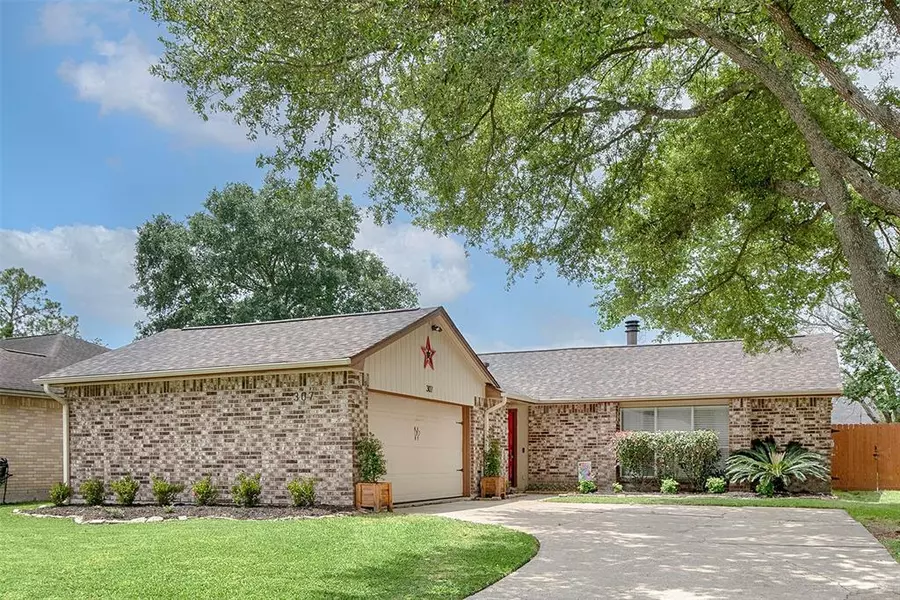 307 Knoll Forest DR, League City, TX 77573