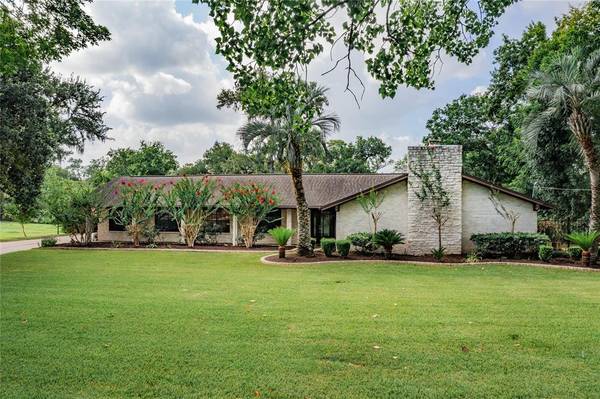 404 N Shadowbend AVE, Friendswood, TX 77546