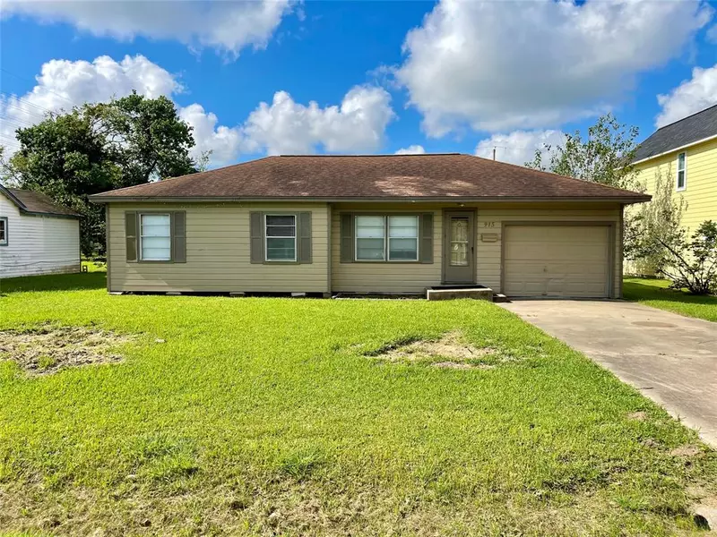 915 N Avenue C, Freeport, TX 77541