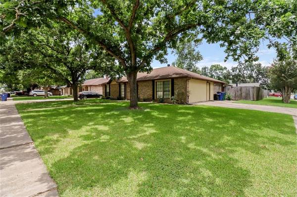 717 N Plantation DR, Angleton, TX 77515