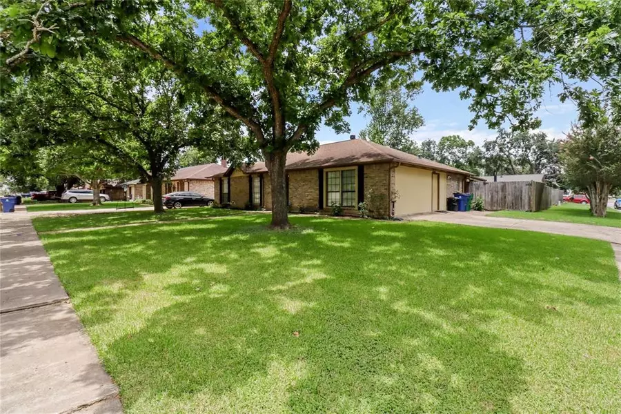 717 N Plantation DR, Angleton, TX 77515