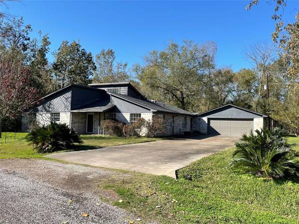 176 Circle DR, Onalaska, TX 77360