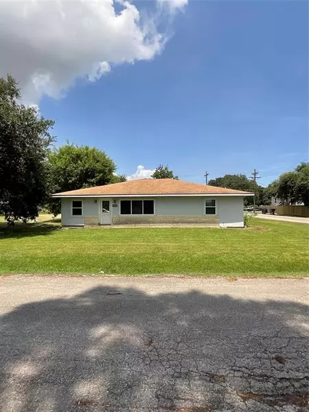 3022 Oak AVE, Groves, TX 77619