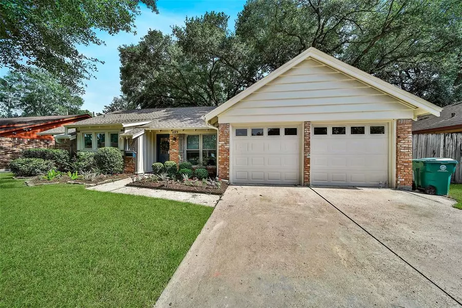 1123 Chamboard LN, Houston, TX 77018