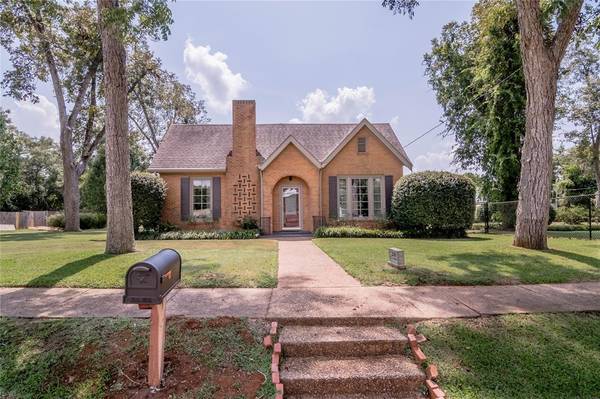 208 E Livingston ST, San Augustine, TX 75972