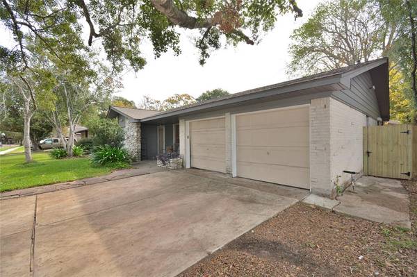 2013 Sunset CT N, League City, TX 77573