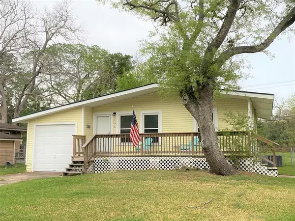 708 Winding Way ST, Lake Jackson, TX 77566