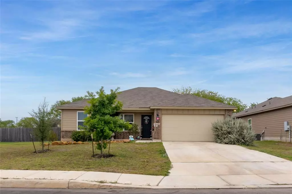 Elmendorf, TX 78112,7639 Palomino CT