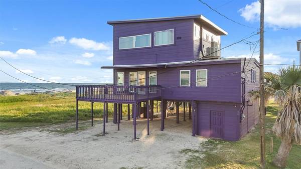 135 Detenbeck AVE, Surfside Beach, TX 77541