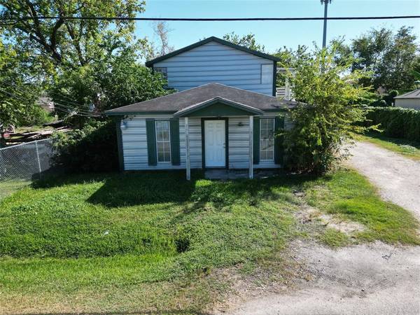 105 Clear Lake RD #A, Highlands, TX 77562