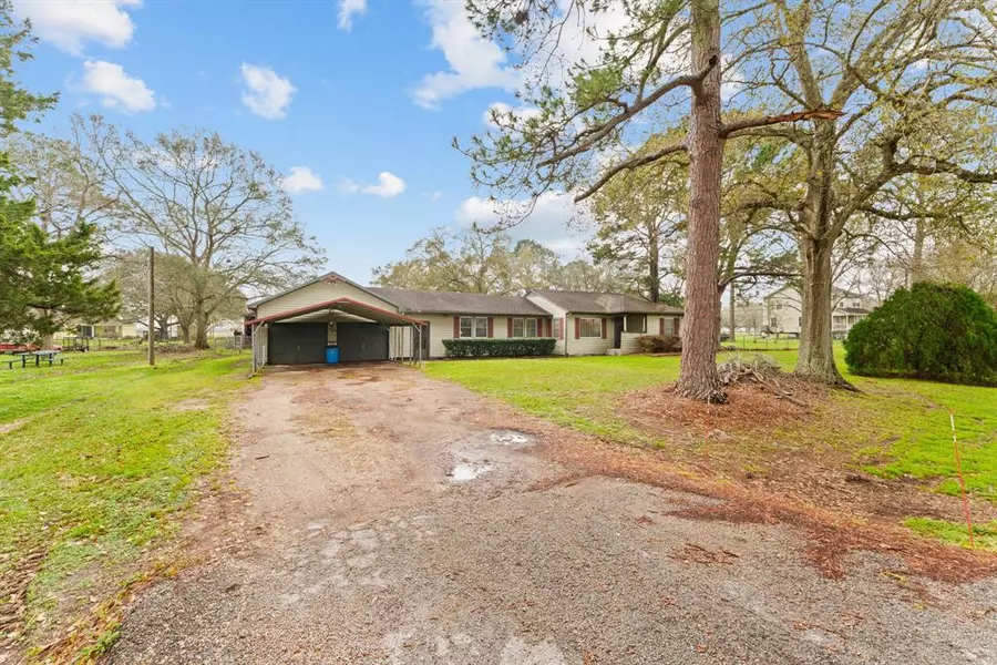 12739 Roesler RD, Needville, TX 77461