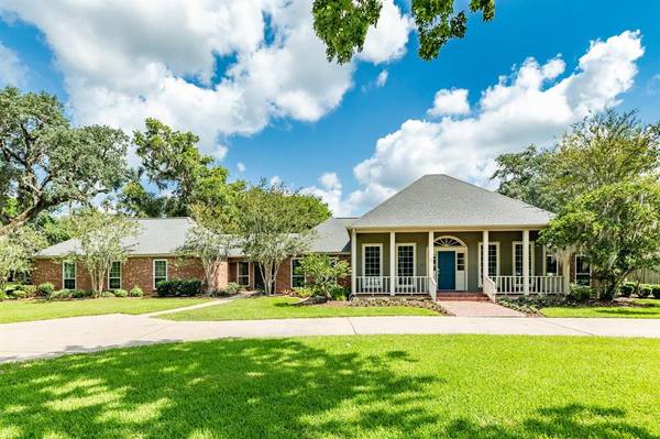 214 Teakwood ST, Lake Jackson, TX 77566