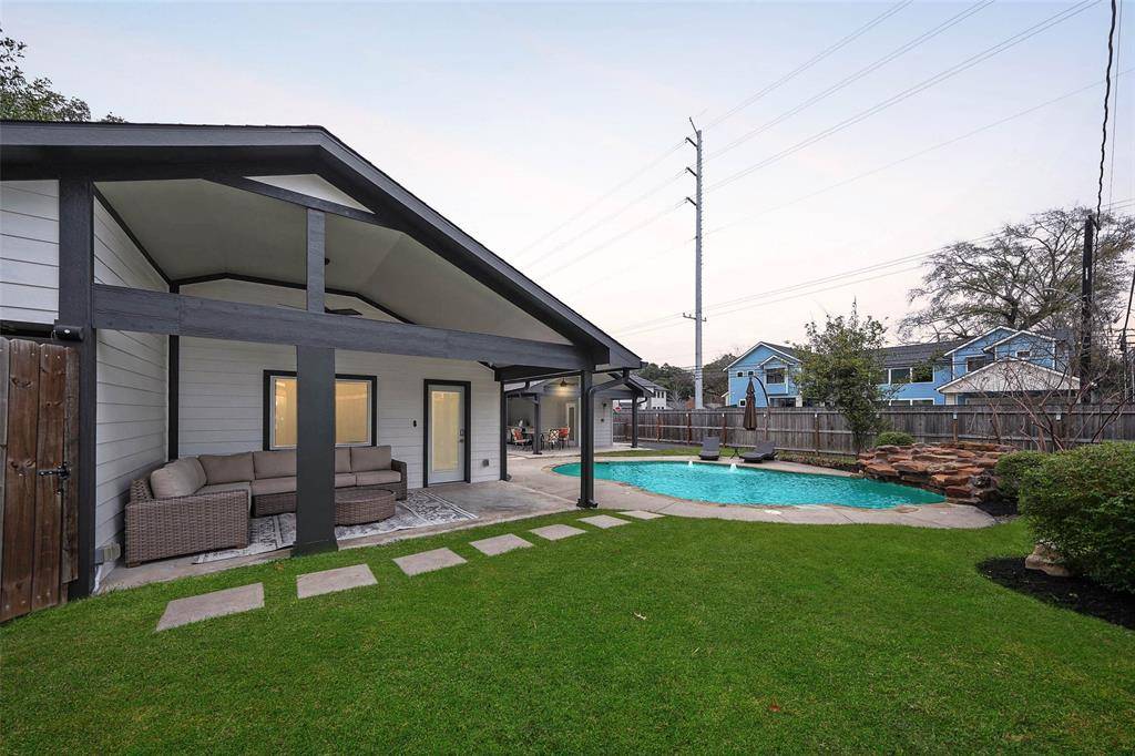 1403 Chantilly LN, Houston, TX 77018
