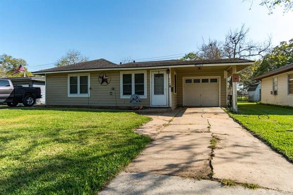 114 Jonquil ST, Lake Jackson, TX 77566