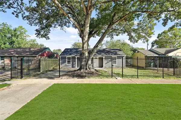 4829 Brinkley ST, Houston, TX 77033