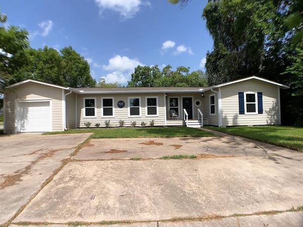 501 Azalea ST, Lake Jackson, TX 77566