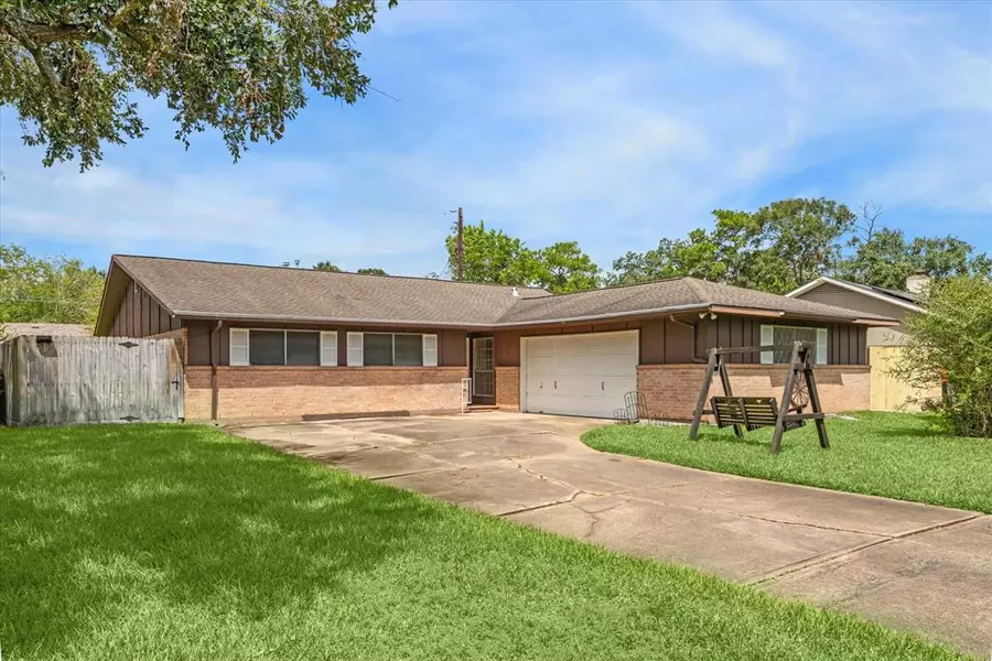 404 Ella CT, Friendswood, TX 77546