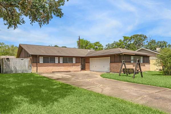 404 Ella CT,  Friendswood,  TX 77546