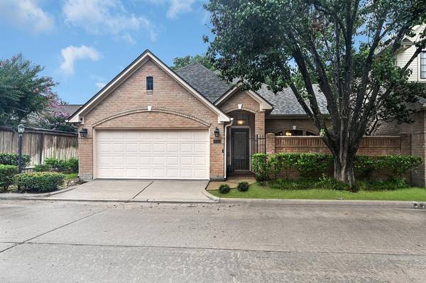 8026 Oakwood TRCE,  Houston,  TX 77040