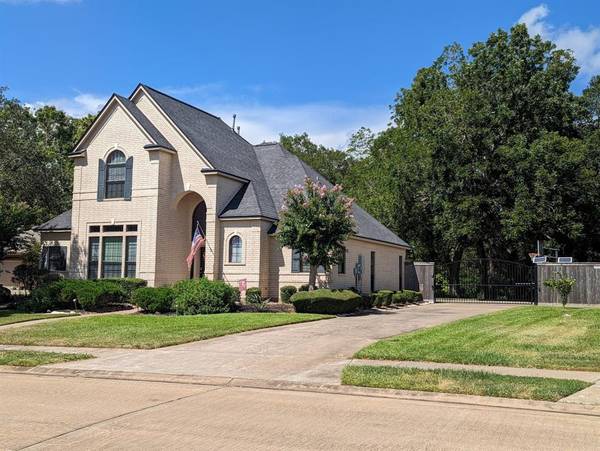 208 River Oaks DR,  Lake Jackson,  TX 77566