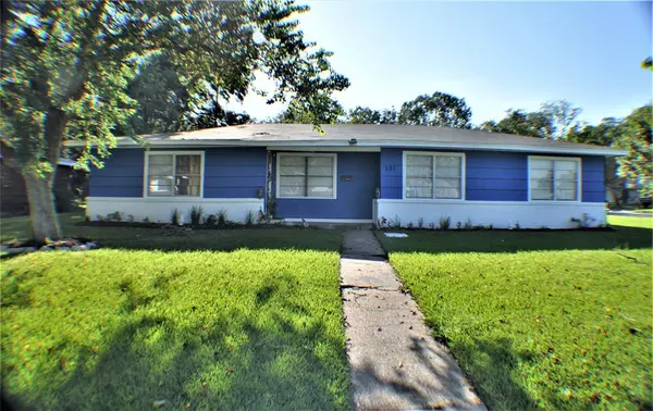 301 Greenwood DR, Hitchcock, TX 77563