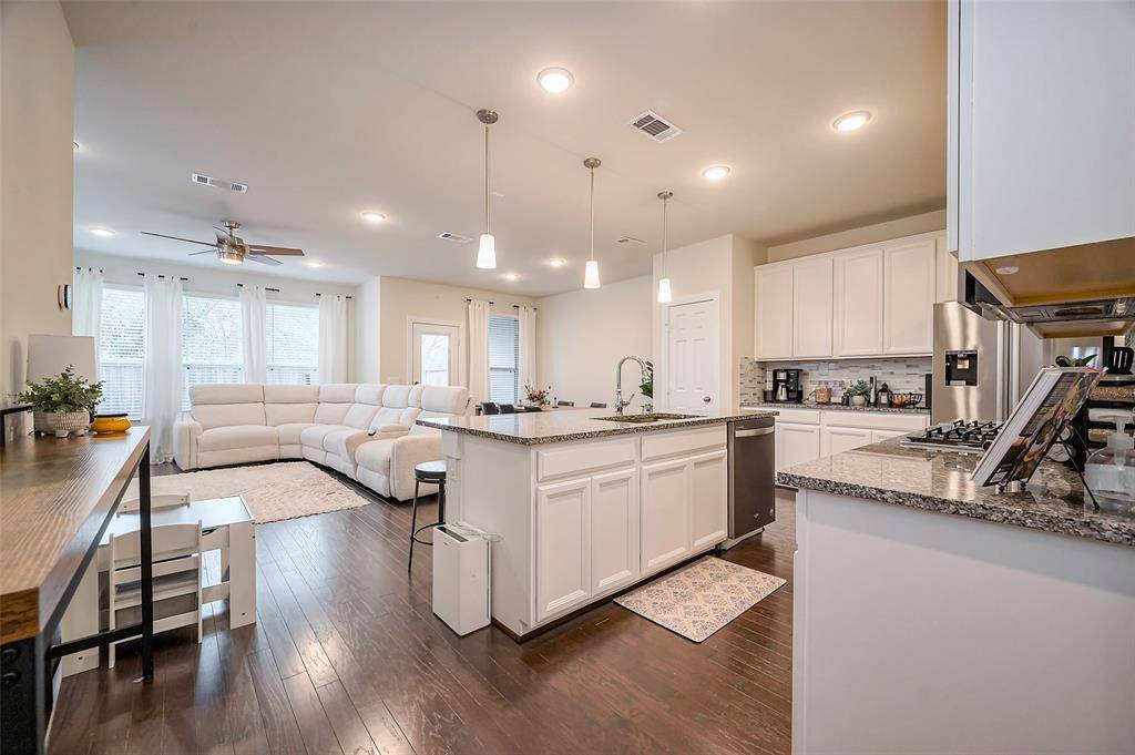 10968 Cannes Memorial DR, Houston, TX 77043